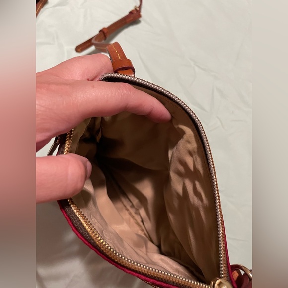 Dooney and Bourke Red Crossbody Bag with leather strap - Picture 6 of 7